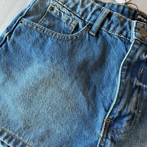 NWT Nasty Gal Cheeky Denim Shorts Mid Wash Size 6 - Picture 3 of 9